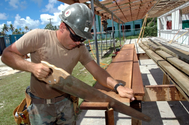 menuisier-TOURRETTE LEVENS-min_worker_construction_building_carpenter_male_job_build_helmet-893290